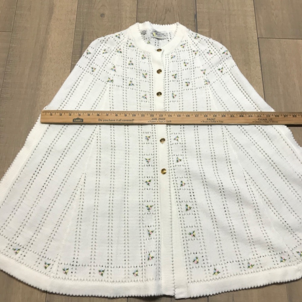 Vintage Sweater Bee by Banff Poncho Cape Womens White embroidered Floral Cottage - Picture 10 of 12